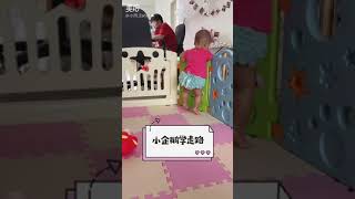 Earlyn walk like a penguin｜我的小企鹅学走路｜1Y8D