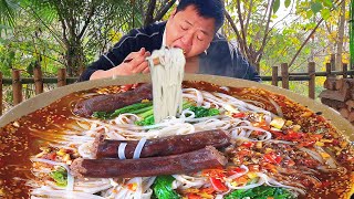 兩根香腸，二弟做“麻辣面”，澆上秘製醬汁，大口嗦著吃真過癮｜Mukbang【鐵鍋視頻】