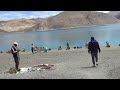 2024年8月印度喀什米爾拉達克 班公錯 pangong tso 位於青藏高原西部的湖泊，西藏與克什米爾邊境。電影三個傻瓜片尾女主角騎著摩托車找到藍丘的地方240808