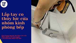 Lắp tay co thủy lực cửa nhôm kính phòng bếp