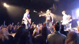 Poison's BRET MICHAELS Invites V² VSquared Onstage to Sing KISS' Rock And Roll All Nite