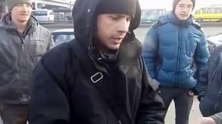 Гопота нападает на людей
