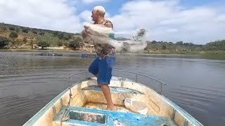 EU E MEU FILHO MACIEL SAIMOS PARA PESCAR DE TARRAFA NO BARCO GRANDE E OLHA SÓ OS PEIXES QUE PEGAMOS