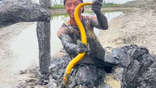 A large number of ricefield eel holes were found in the roadside fish pond. Kang Wa immediately pac