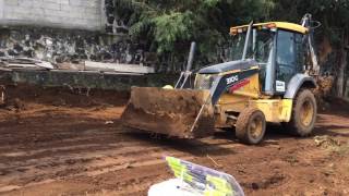 RETROEXCAVADORA NIVELANDO TERRENO EN ESC. SECUNDADIA PROF. FILIBERTO NAVAS EM JOQUICINGO, EDO. MEX