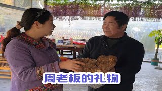 丫头哥买了好几根筒骨回来，秋子打算试新刀，周老板又送来好礼物