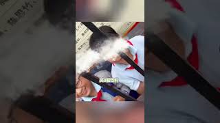 男生路过学校门口 被“小孩哥”拦下 想让其帮忙买可乐 #路人视角