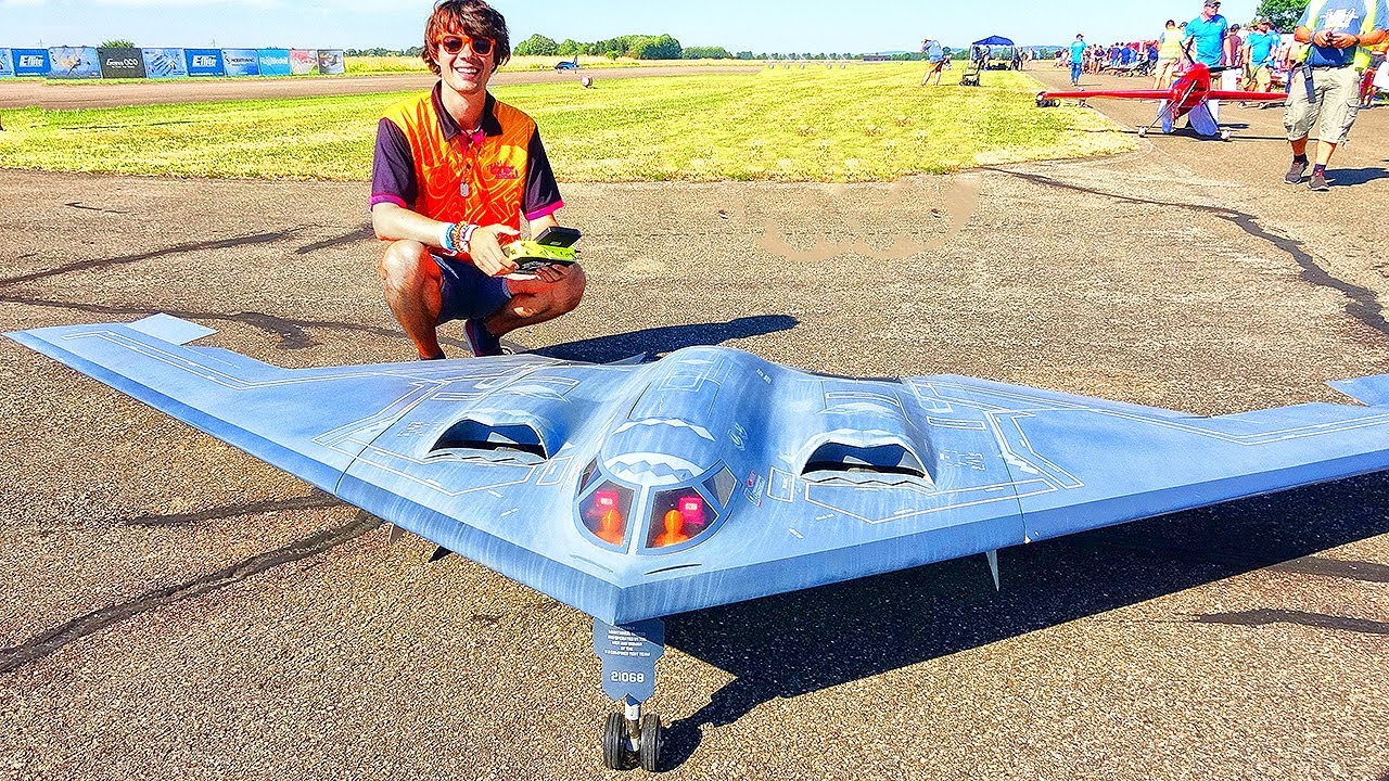 GIANT B-2 SPIRIT STEALTH BOMBER RC TURBINE JET FLIGHT DEMONSTRATION ...