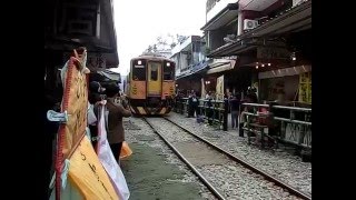 平渓線＠十份駅商店街