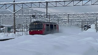 近文駅をDF200RED BEARが通過する　　　　　　　　［＠JR北海道函館本線］　　　　DF200RED BEAR passes Chikabumi Station