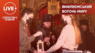 В Михайловском соборе передают Вифлеемский огонь