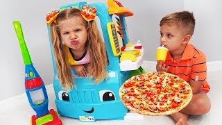 Diana juega con Camión de comida de juguete