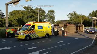 Vrachtwagen kantelt op Auke Vlierstraat Enschede