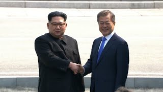 Líderes norcoreano y surcoreano en histórico saludo en frontera