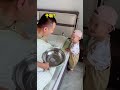 叫爸爸起床做饭，果然还是需要儿子出马才行！ cute baby funny comedy