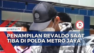 Kali Ketiga Tersandung Kasus Narkoba, Begini Penampilan Aktor Revaldo Saat Tiba di Polda Metro Jaya!