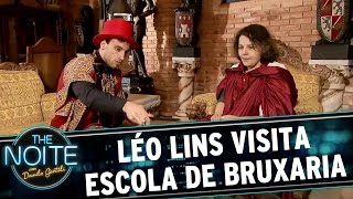 Léo Lins visita escola de bruxaria do Brasil | The Noite (21/03/17)