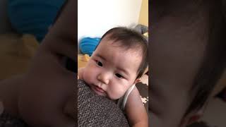 【かまって〜】パパにかまって欲しくてソファーに突進してくる赤ちゃん👶