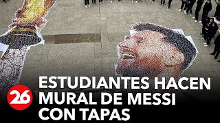 Estudiantes hacen mural de Messi con tapas de plástico reciclado