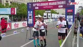 Slepi trkač Marko Marjanović prolazi kroz cilj Beogradskog maratona