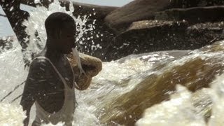 Congo: Anthony Bourdain tries fishing like a local (Parts Unknown)
