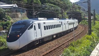 472次員林發車經由山線開往台東的EMU3000型十二輛編組EMU3045皮蛋豆腐騰雲號藍色帶新城際自強號列車，和4127次蘇澳發車經由宜蘭線開往瑞芳的EMU502+EMU513區間車