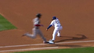 ATL@LAD: Kendrick makes off-balance throw for out