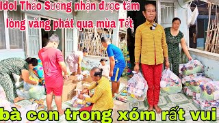 Idol Thảo Sương lần đầu tiên nhận được tấm lòng vàng phát quà cho bà con trong xóm rất vui 😂