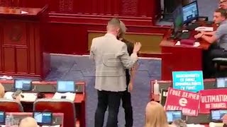 Видео: Инцидент во Собранието - Апасиев и Костовски на раб на тепачка