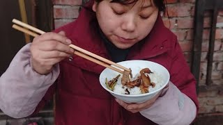 陕西女子隐居山里，山里下雪天寒地冻，晚饭把杀猪剩的菜吃了