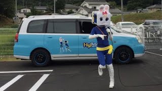 【長野県信州佐久市のゆるキャラご当地キャラハイぶりっ子ちゃん】護送車の前で青の集会  歌って踊ってみた♪ #長野県 #ゆるキャラ #ハイぶりっ子ちゃん