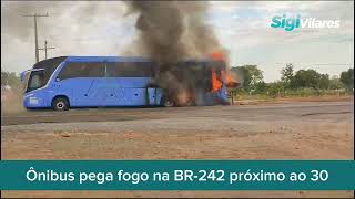 Ônibus pega fogo na BR 242, em Barreiras