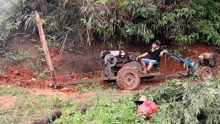 改装的拖拉机非常实用，掉坑的收割机都能拉上来。The refitted tractor was very practical, and the fallen car was pulled up