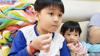 哥哥分弟弟吃餅乾，全家人一起窩沙發看電影｜咚1y2m2d 桐7y11m