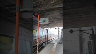 架線が低すぎてスパークする駅