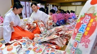 七五三の準備着々 湊川神社で千歳飴の袋詰め　神戸・湊川神社