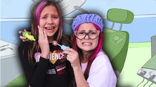 BIANKINHA FINGE SER DENTISTA E ACHA CÁRIE NA MAYUMI - Kids Pretend Play Dentist With Toys