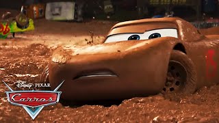 Relâmpago McQueen Fica Preso em uma Situação Complicada | Pixar Carros