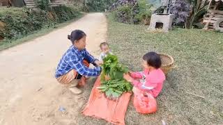 两位好心人帮衬姐弟俩买完剩余的蔬菜能早点收摊回家，姐姐背起沉重背篓，带着弟弟来到路边。她动作娴熟，迅速将鲜嫩蔬菜摆放整齐，开启了一天的忙碌