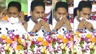 See How CM YS Jagan Using His Mask As Handkerchief | Political Qube