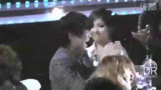 [FANCAM] 091210 SHINee Key is Super Happy for Super Junior @ G0ld3n D!$k Awards