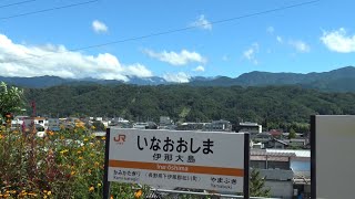 真夏の南アルプスが一望できる飯田線の伊那大島駅に停車している313系車窓