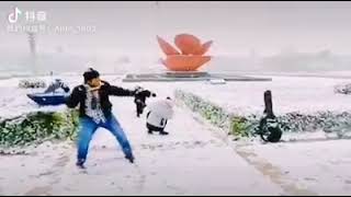 Mahasiswa Indonesia tawuran dengan mahasiswa asing di China. Foreigner fight at China . 留学生在打雪仗