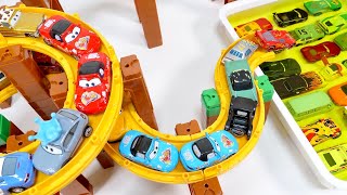 『カーズ』色んなカーズのミニカーがトミカのスロープを登り坂道を走る。Cars minicars run down Tomica's Slope♪