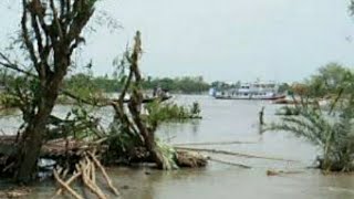 মিনাখাঁ মালঞ্চ গ্রামে বিদ্যাধরী নদী ভেঙে জল ডুকছে গ্রামে ভয়ে আছে এলাকাবাসীরা