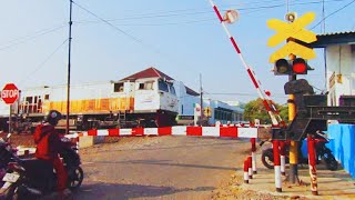 KERETA API PAGI Perlintasan Sepur JPL 208 Mejasem Tegal