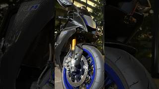 【#バイク女子 】夜に見るフルカーボンも美しい。#yamaha #r1m #superbike #carbon #night #bikelover #motorcycle