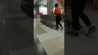 Sopir troli di supermarket perlu latihan khusus biar ahli seperti ini.