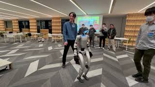 ヒューマノイドは押しても蹴っても転ばない?　A humanoid robot won't fall over even if you push or kick it?