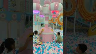 bé đi chơi nhà bóng #shorts